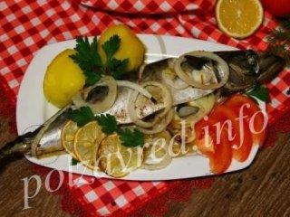 Скумбрия, запеченная с луком и лимоном в фольге