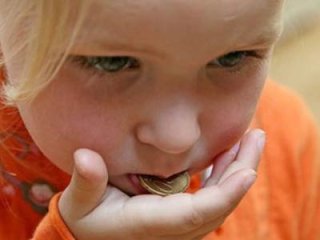 Что делать, когда малыш проглотил инородный предмет?