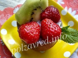 Салат с клубникой в стаканчиках из киви