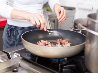 Ожог маслом — не беда, средства народные выручат всегда